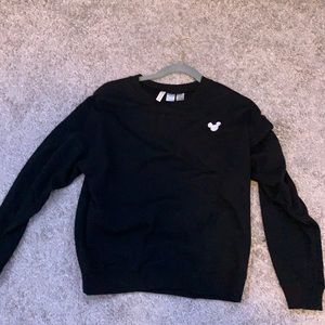 black micky crewneck